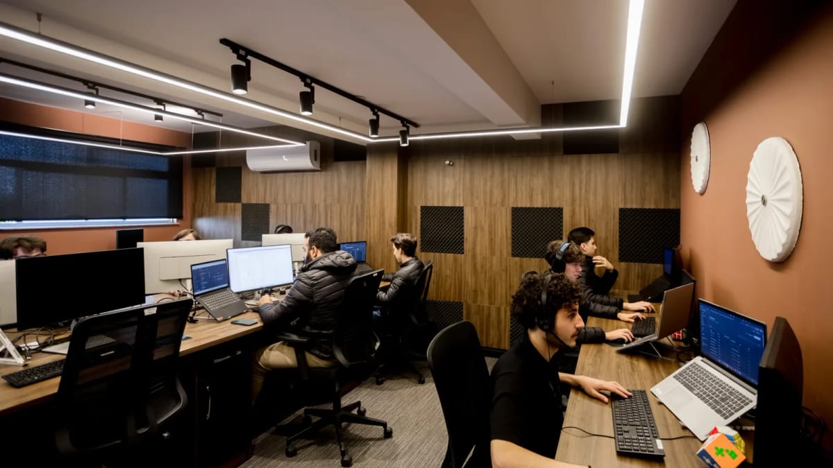 Monitoramento NOC 24/7 para empresas. Por que monitorar o servidor não basta.