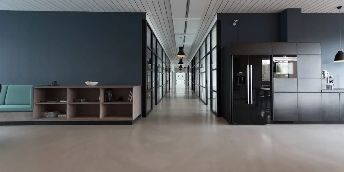 Suporte com headset em ambiente corporativo